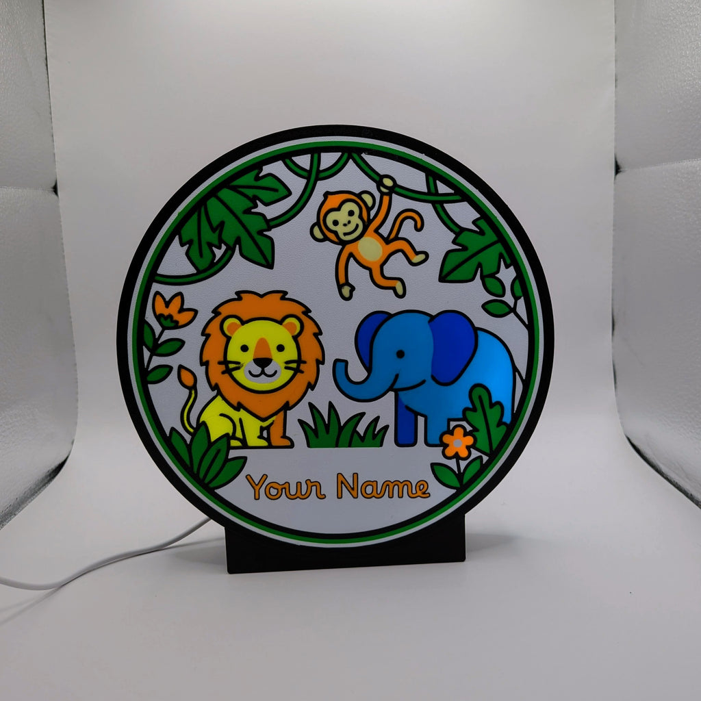 Luce notturna LED giungla con leone, elefante e scimmia; base nera e Nome