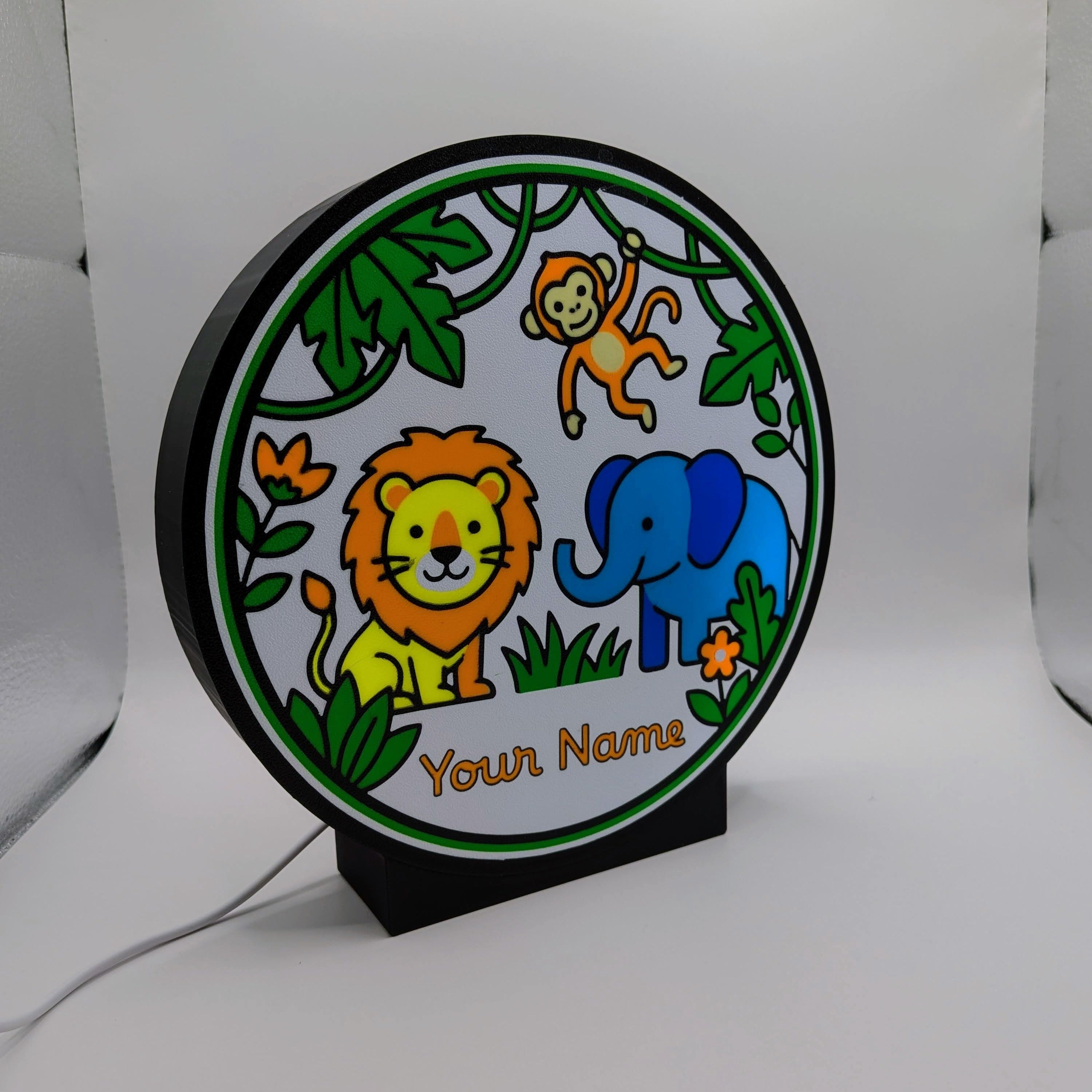 Lampada LED rotonda con leone, elefante e scimmia; bordo verde e Nome personalizzato