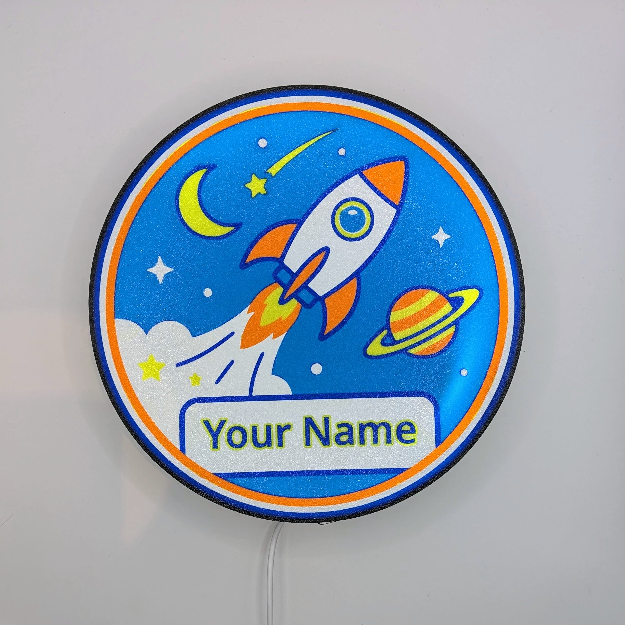 Lampada LED rotonda blu con razzo e pianeti, scritta 'Your Name' al centro