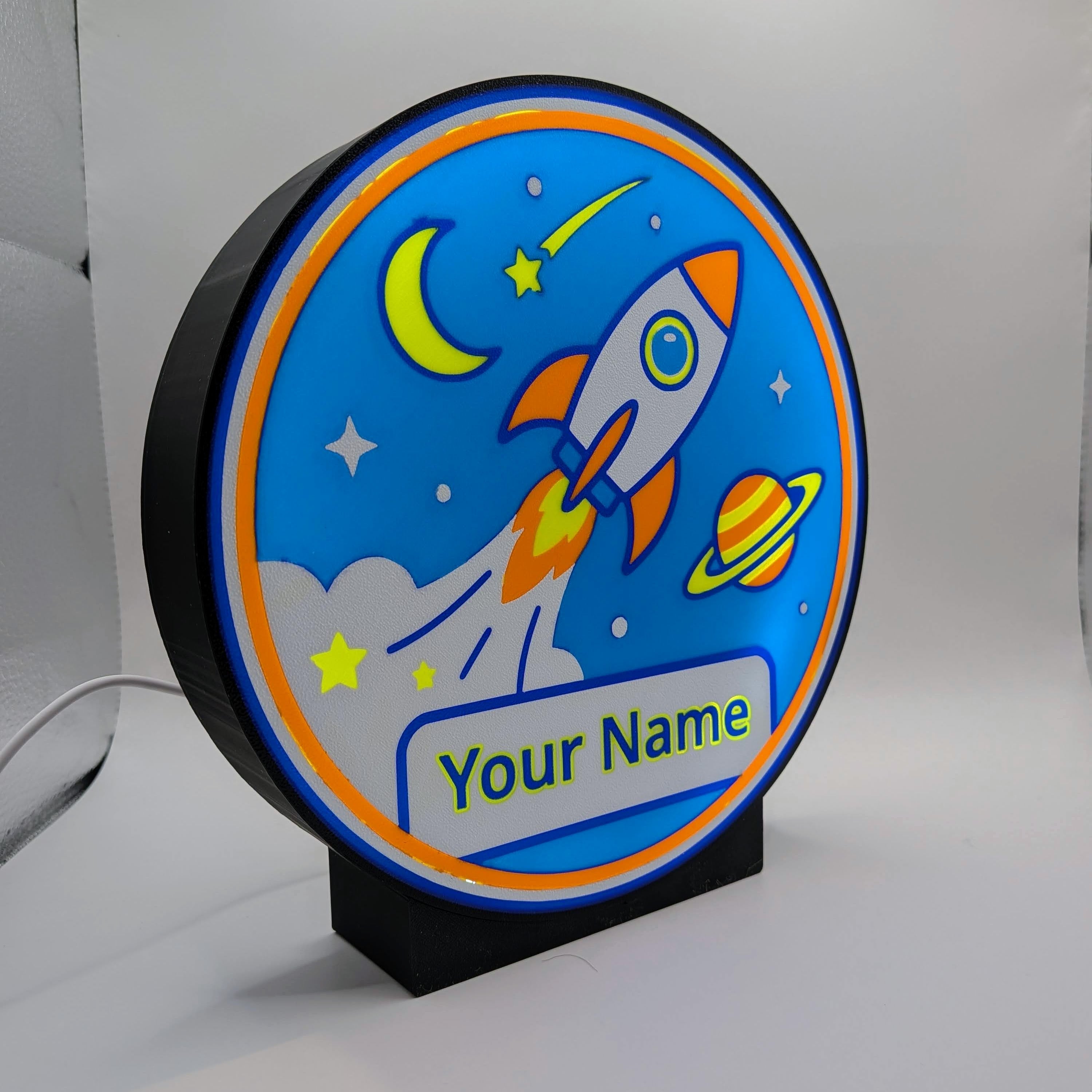 Lampada LED per cameretta personalizzata con nome: razzo nello spazio su base tonda blu