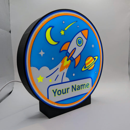 Lampada LED per cameretta personalizzata con nome: razzo nello spazio su base tonda blu