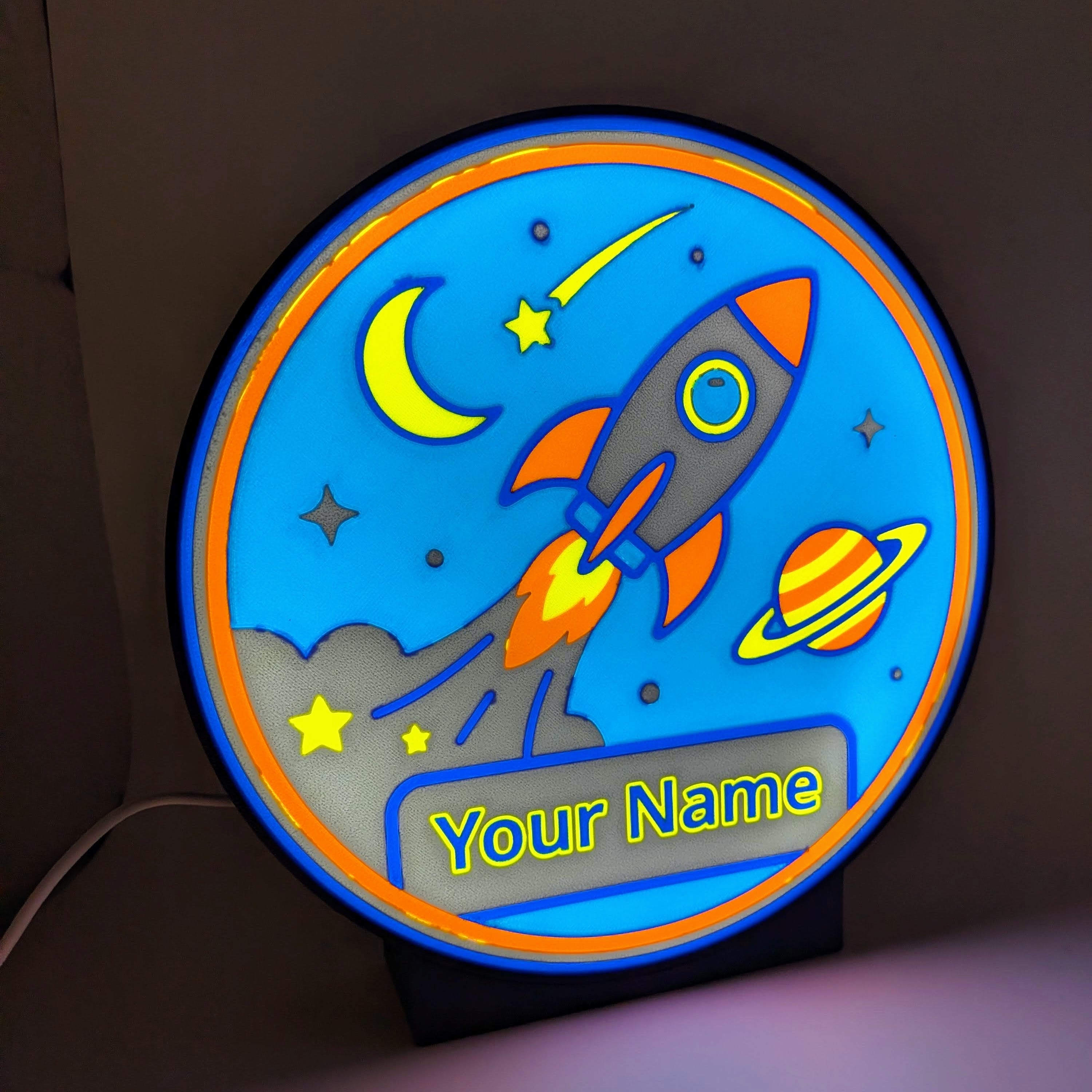 Lampada LED tonda con nome personalizzato, razzo e pianeta, luce accesa, cavo laterale