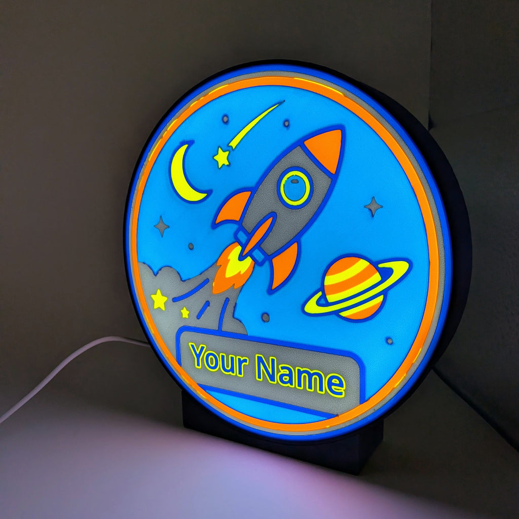 Lampada LED notturna tonda con nome personalizzato: razzo nello spazio, luce accesa