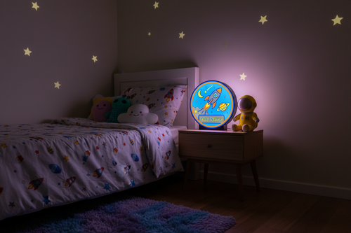 Lampada LED notturna tonda con nome personalizzato e grafica spazio: razzo, pianeta e luna