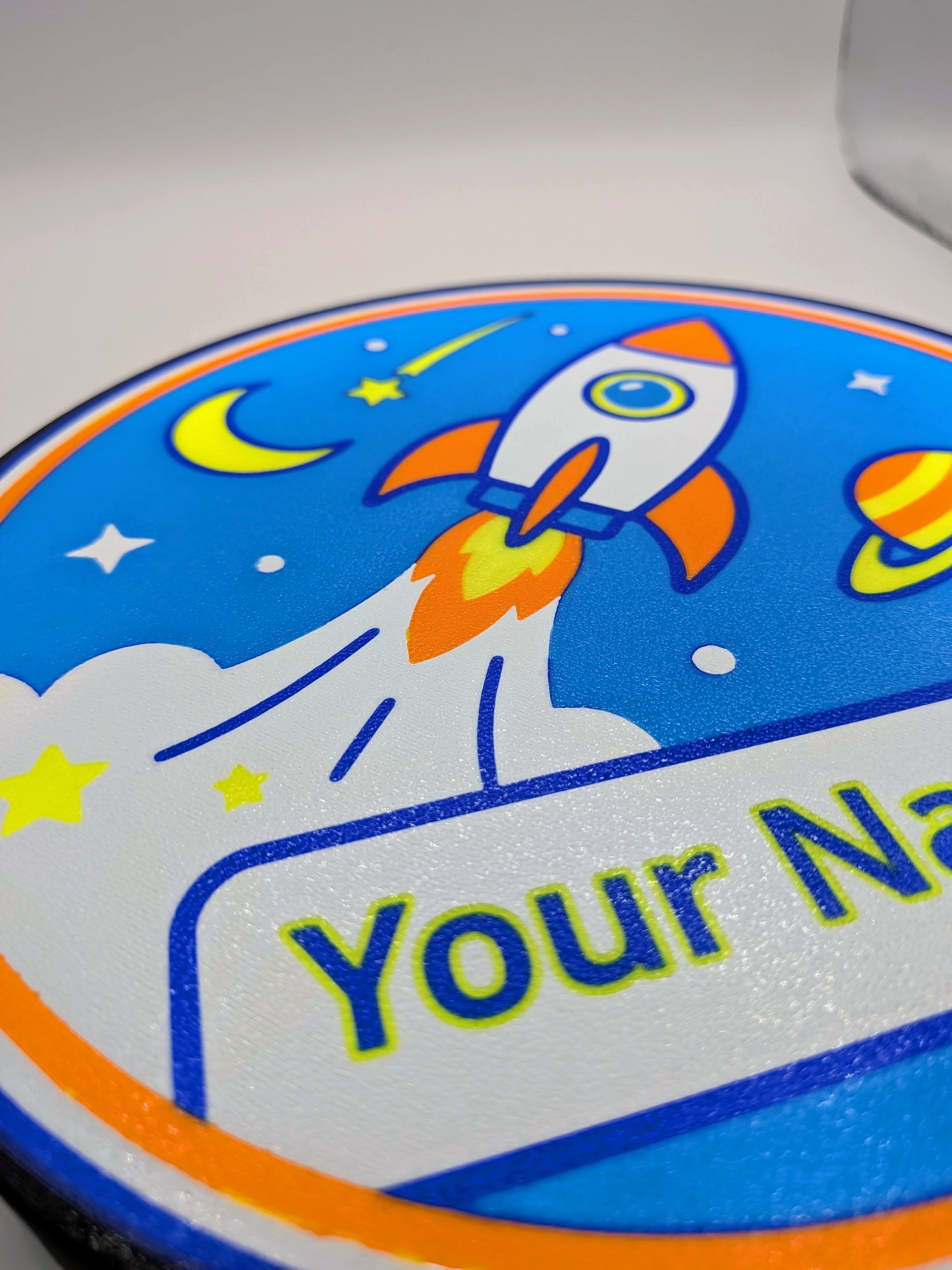 Lampada LED cameretta tonda blu con razzo, stelle e scritta personalizzata 'Your Name'