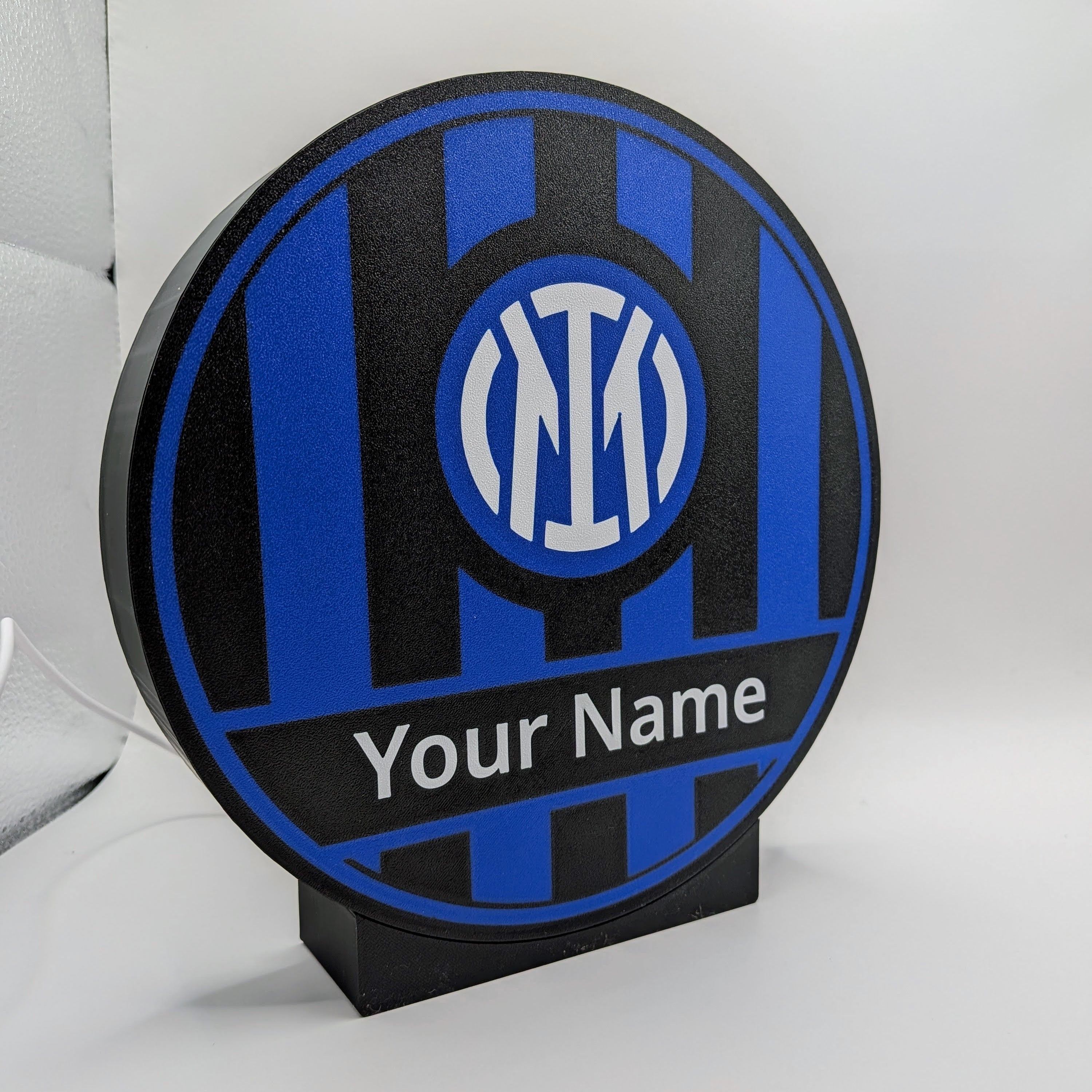 Lampada LED circolare personalizzata con logo e scritta “Your Name”, su base nera