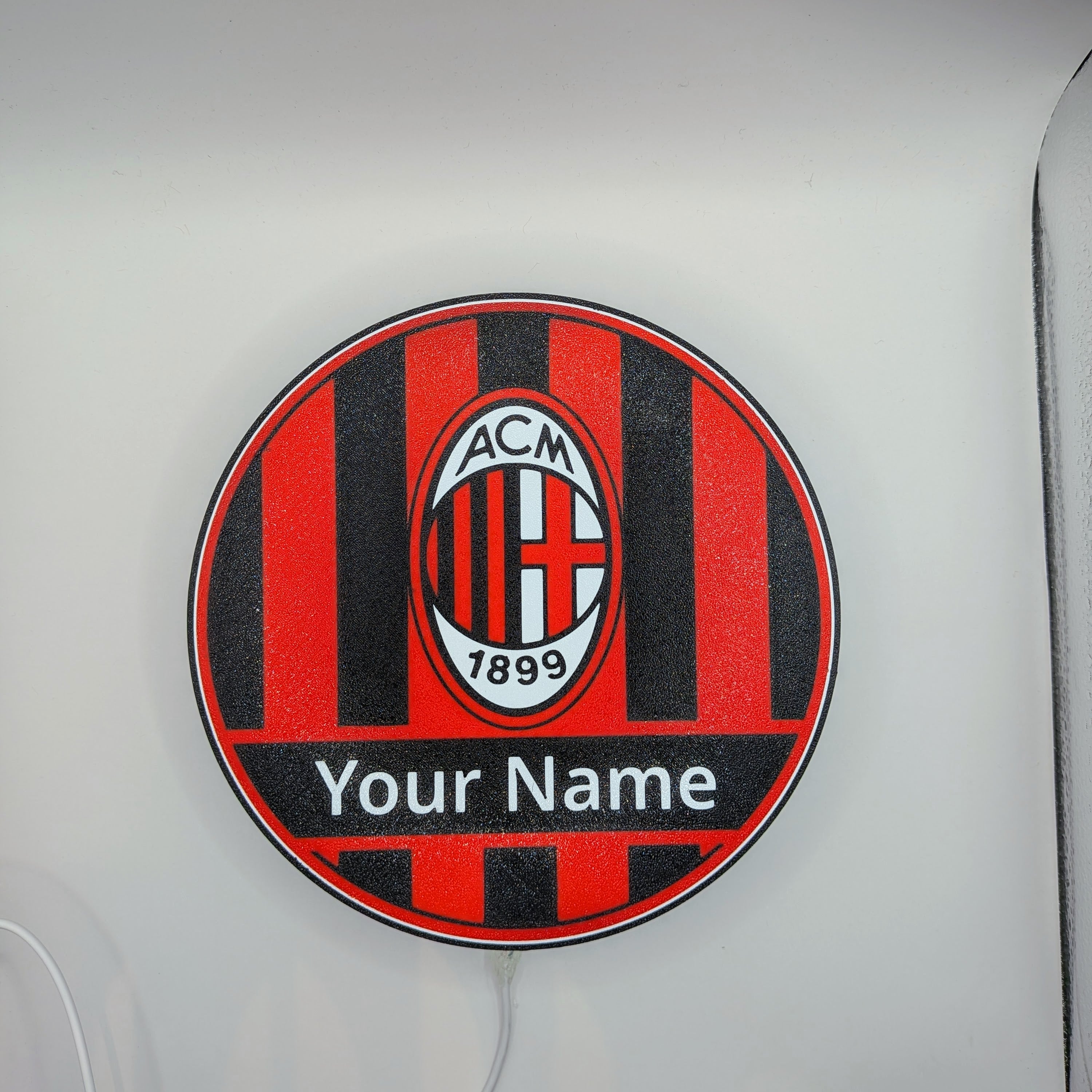 Lampada LED lightbox tonda AC Milan con scritta “Your Name” su sfondo chiaro