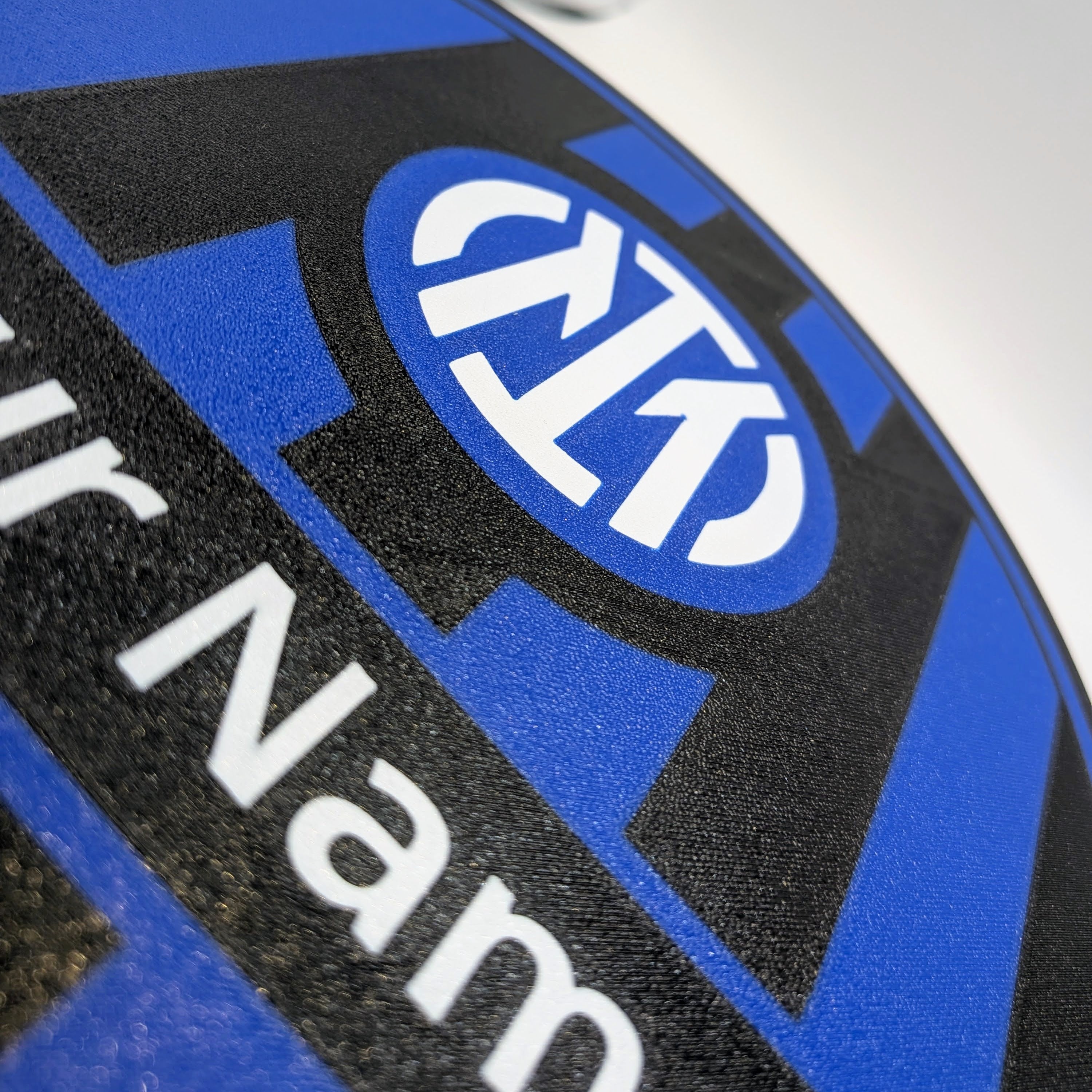 Lightbox LED personalizzata con logo blu e scritta bianca su base nera