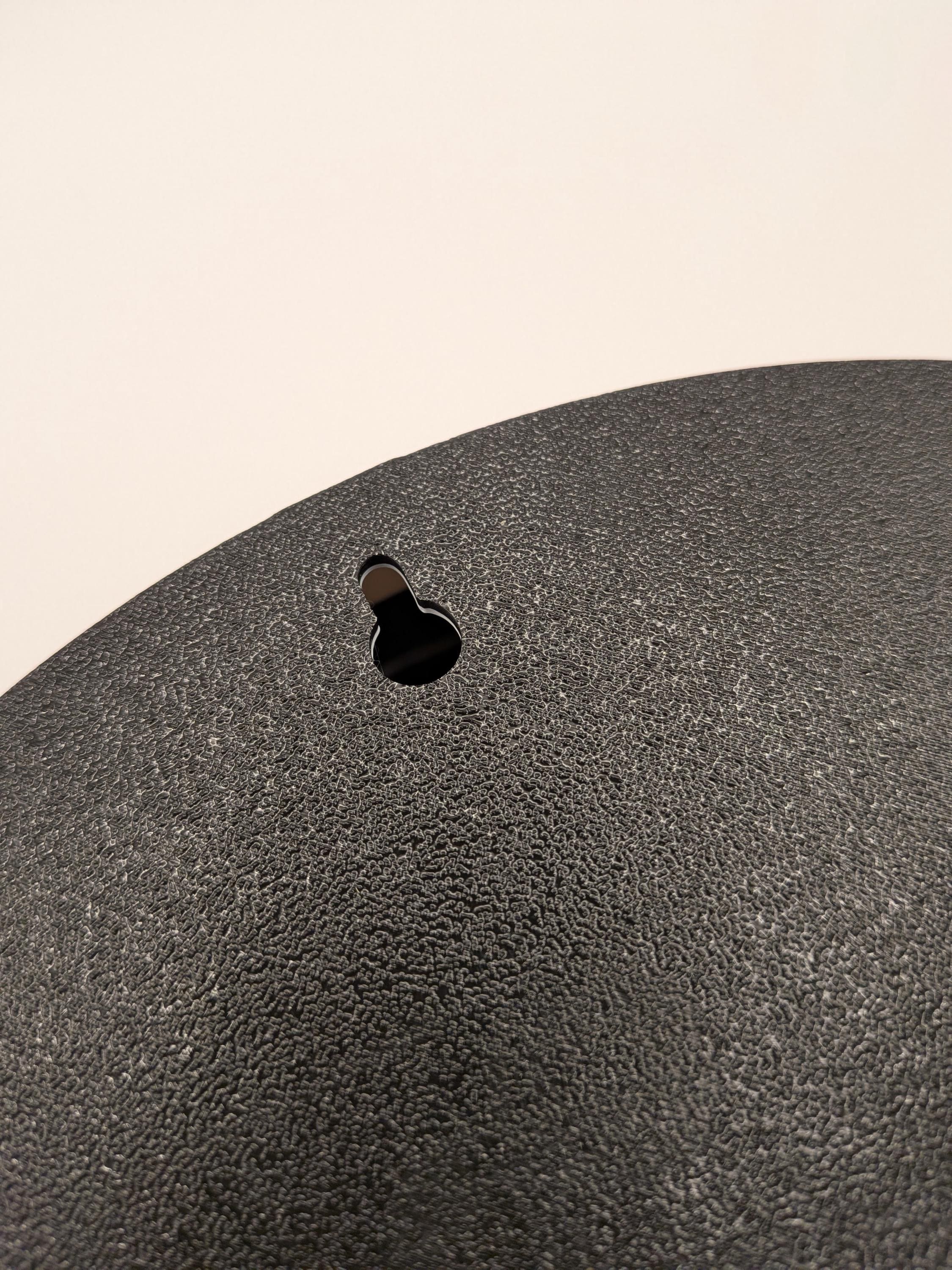Lampada LED circolare: dettaglio del supporto nero con foro di fissaggio