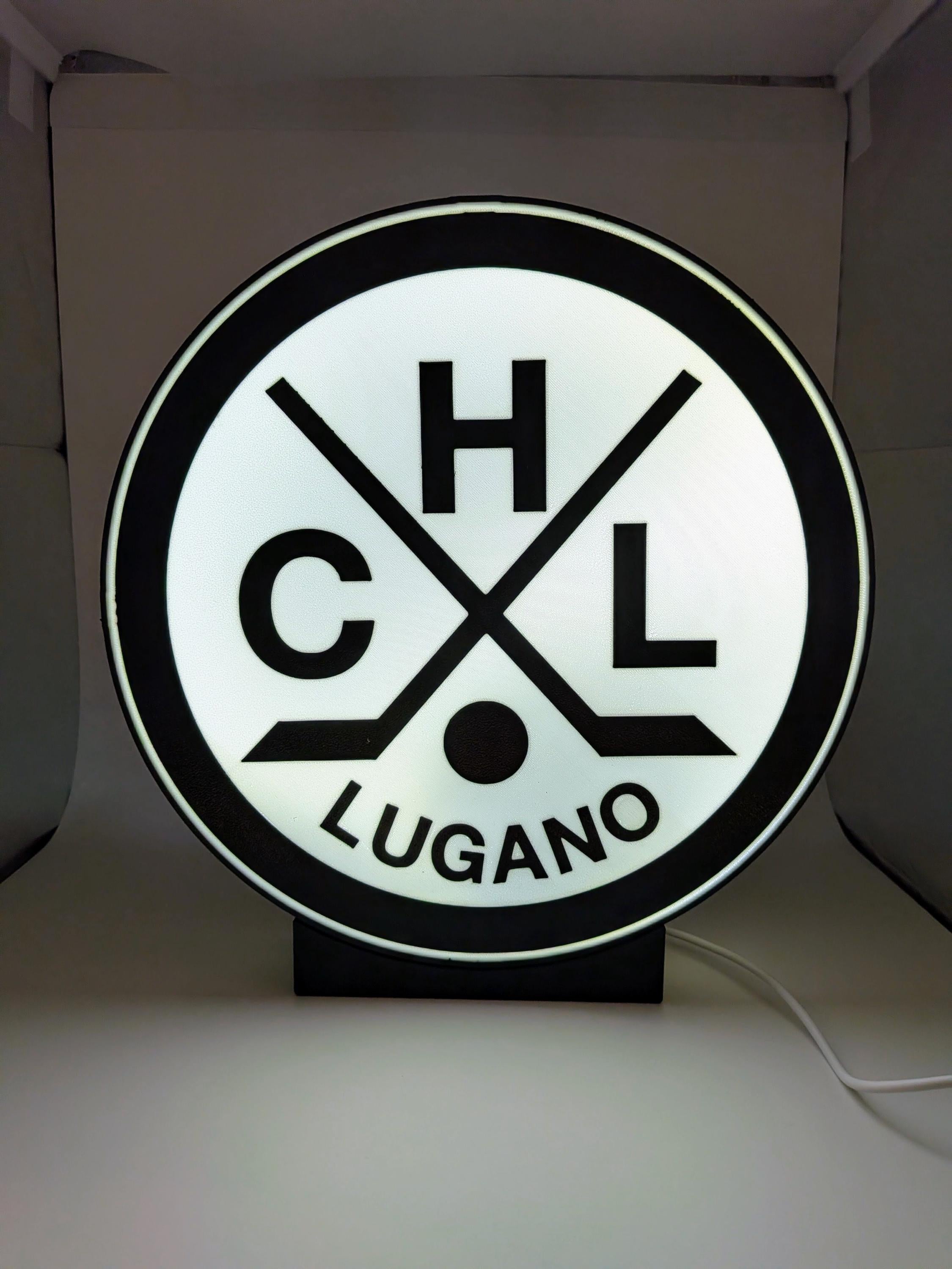 Lampada LED circolare HC Lugano con logo e cavo bianco, base nera