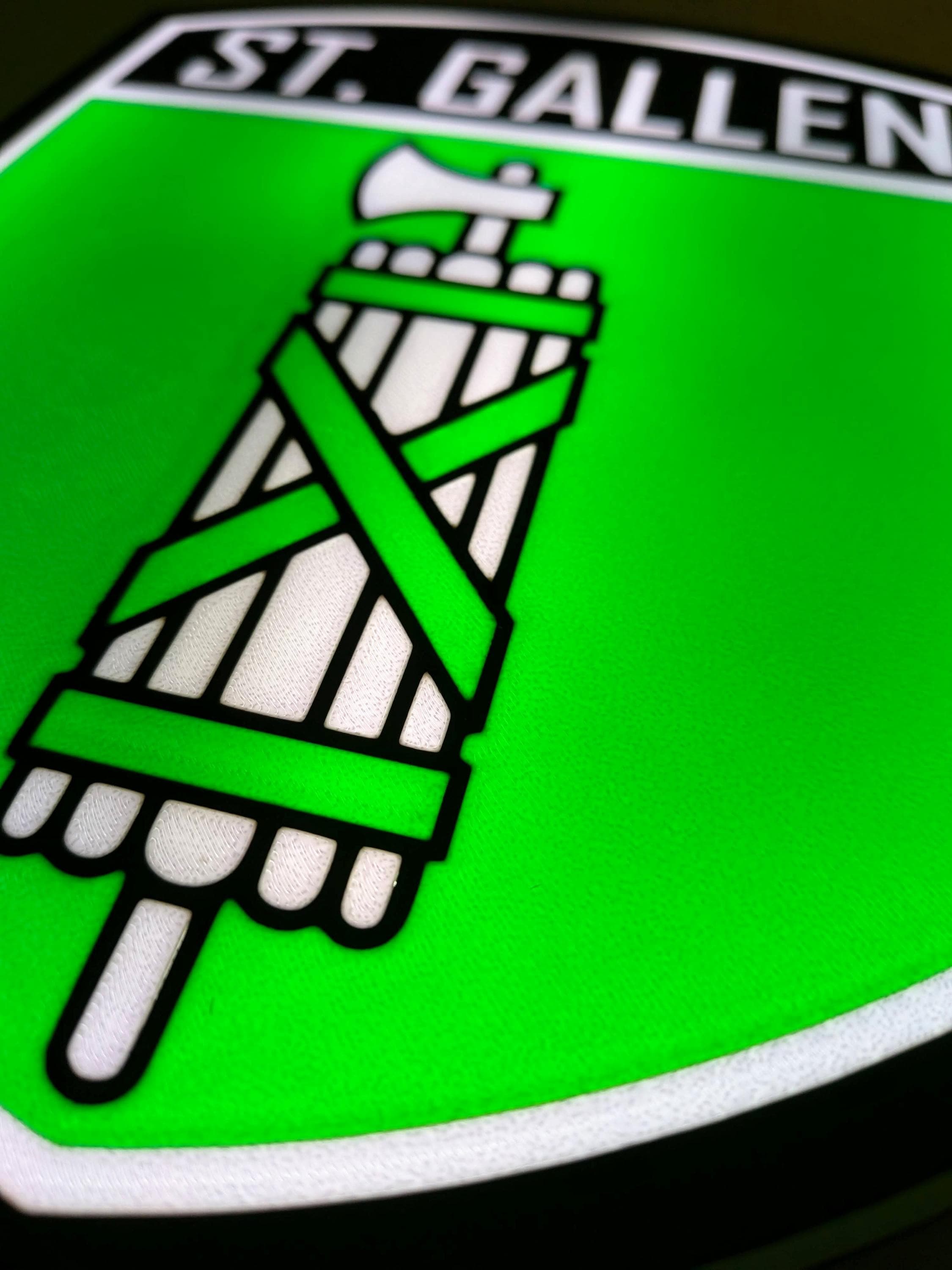 Primo piano lampada LED lightbox ST. Gallen: campanile e stemma su verde