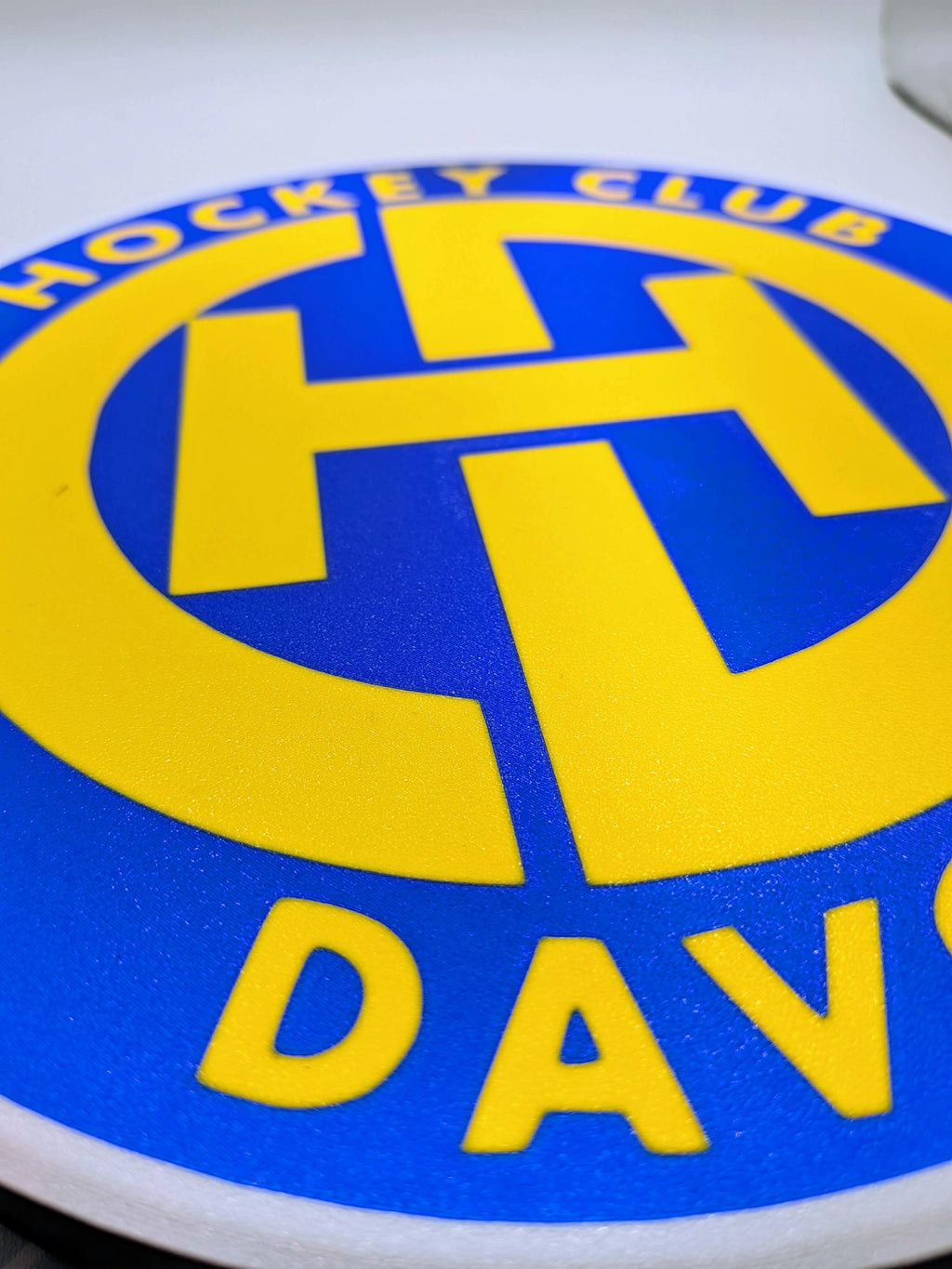 Lampada LED lightbox tonda con logo Hockey Club Davos, scritta DAVOS parziale in blu.