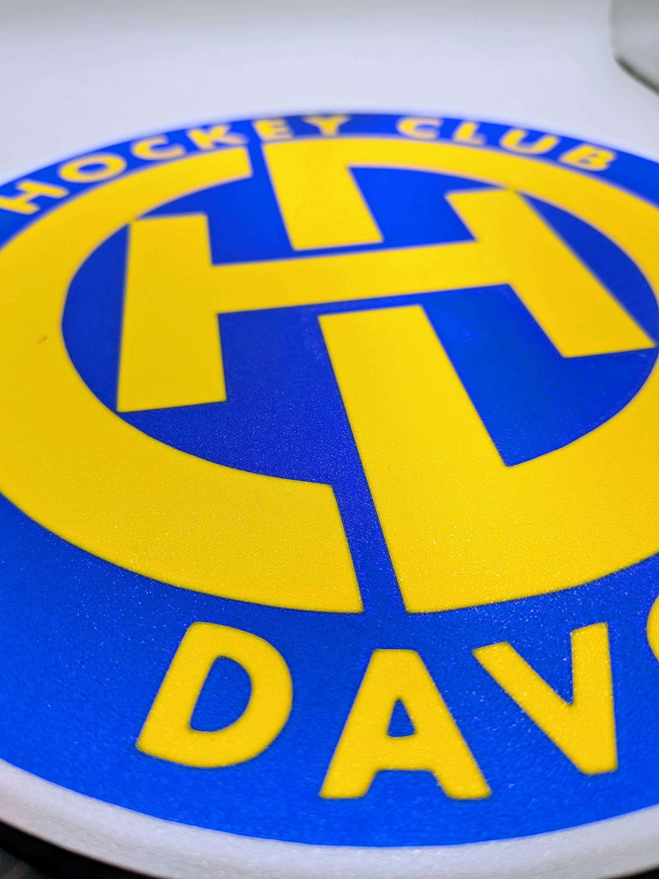 Lampada LED lightbox tonda con logo Hockey Club Davos, scritta DAVOS parziale in blu.