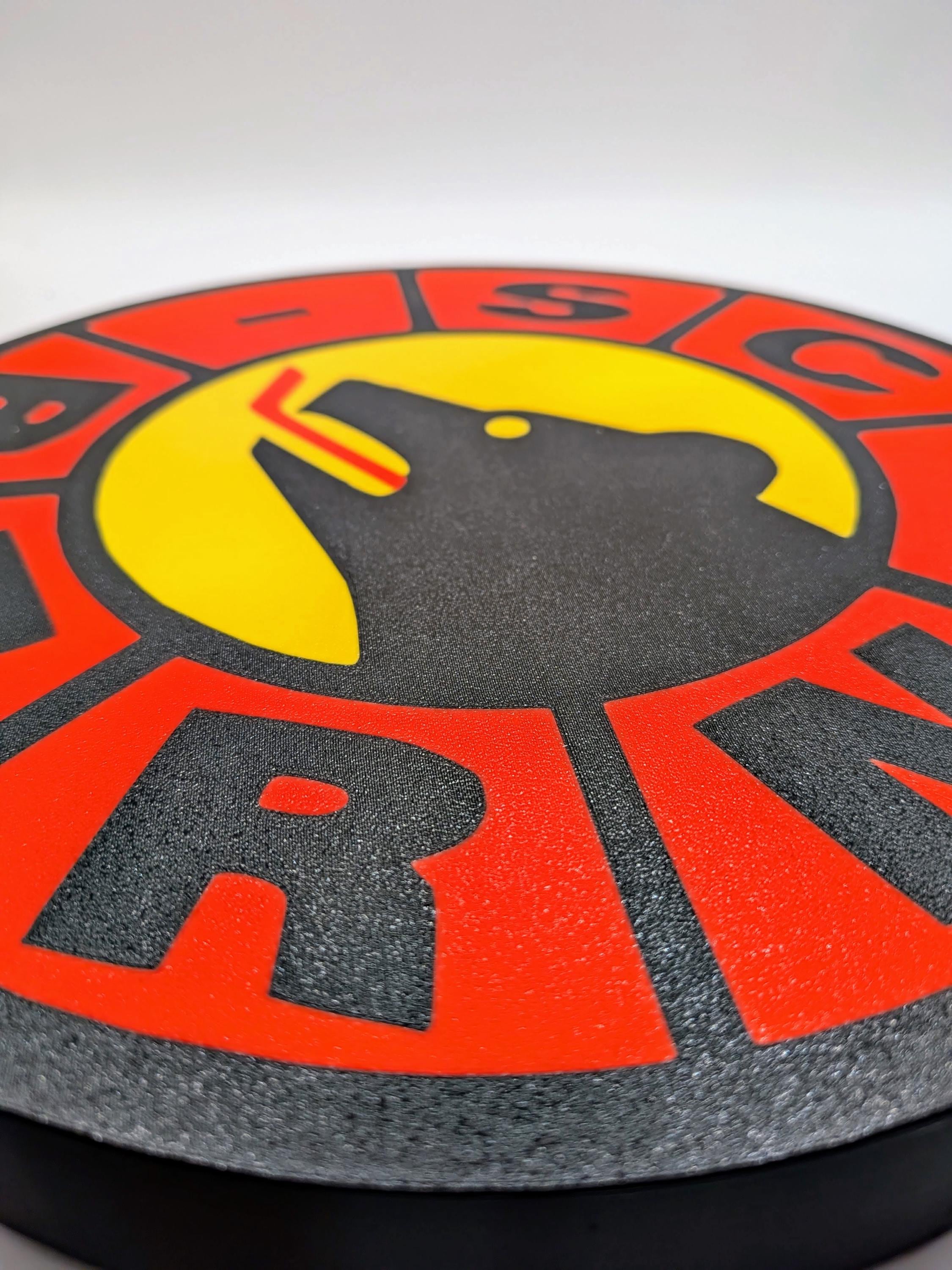 Lampada LED hockey: dettaglio del lightbox circolare con logo arancione, nero e giallo