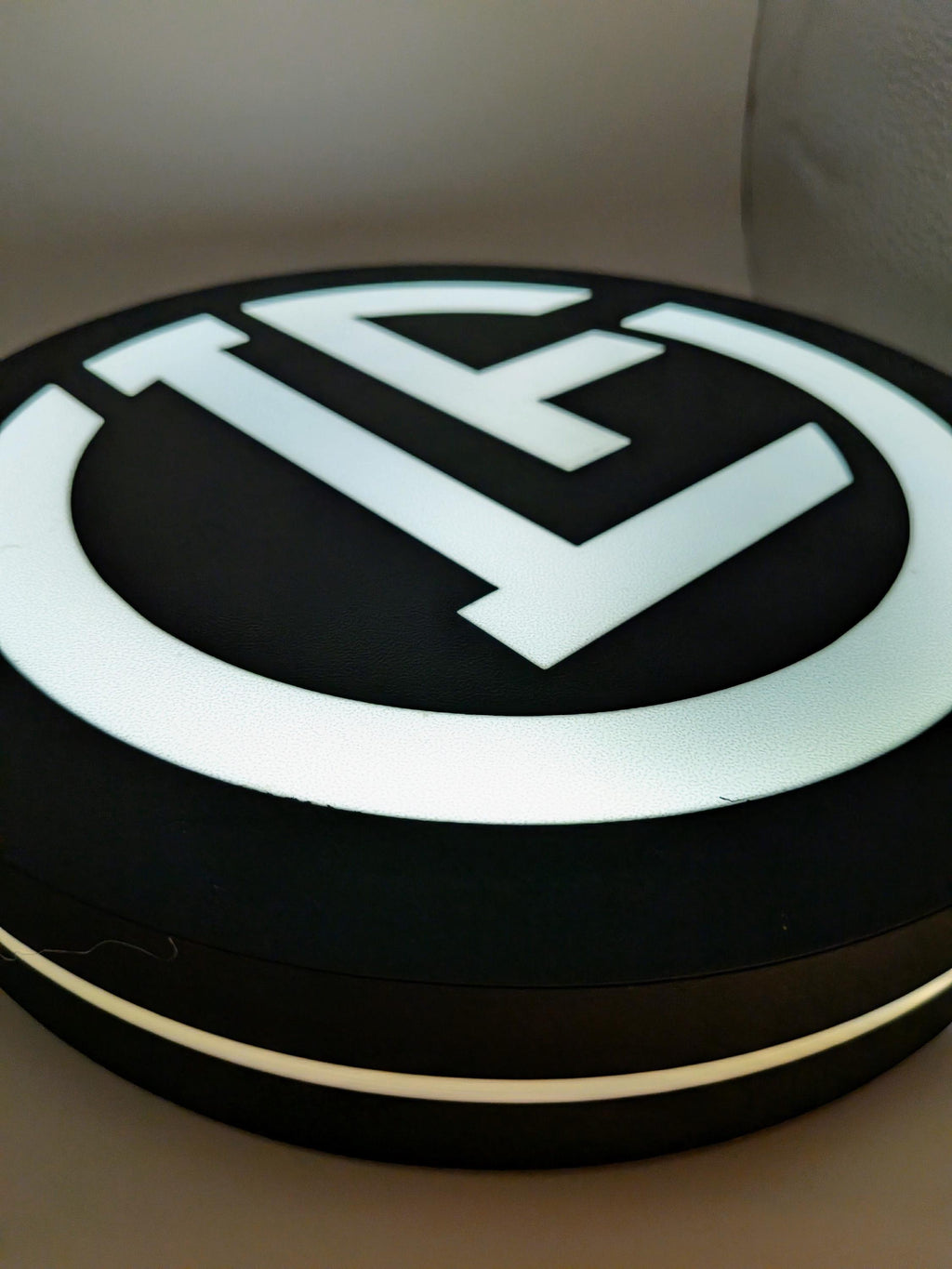 Lightbox LED circolare con scritta e bordo luminosi del logo FC Lugano