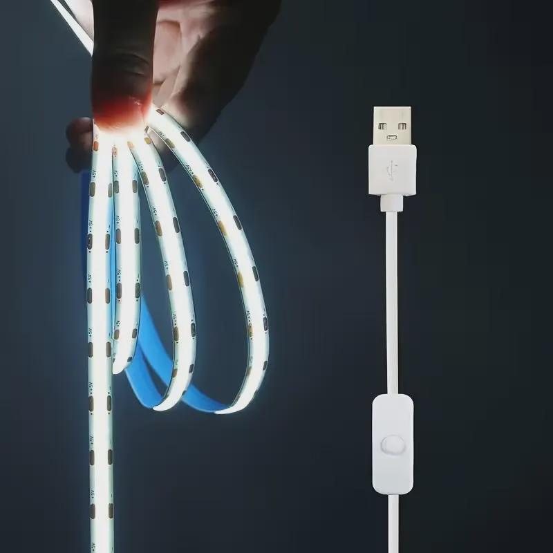 Lampada LED SC Bern: cavo bianco con interruttore e spina USB.