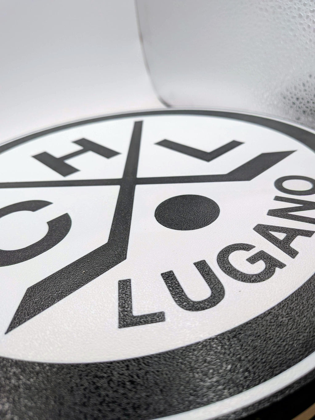 Lampada LED HC Lugano vista ravvicinata con scritta LUGANO in nero su bianco
