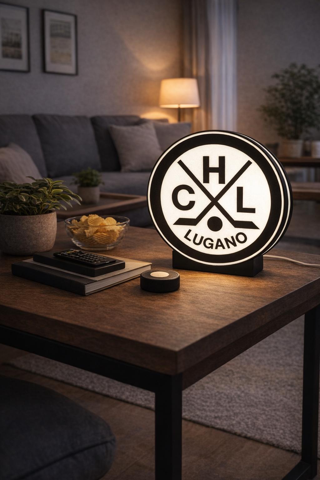 Lampada LED circolare HC Lugano accesa su tavolo, bordo luminoso verde