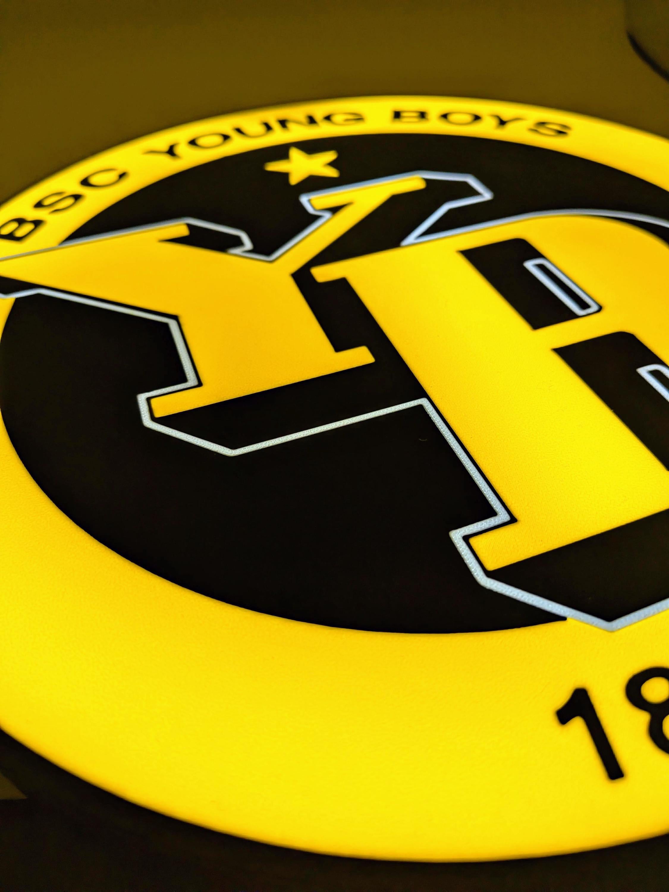 Lampada LED con logo BSC Young Boys tondo giallo e nero, dettaglio stella e Y