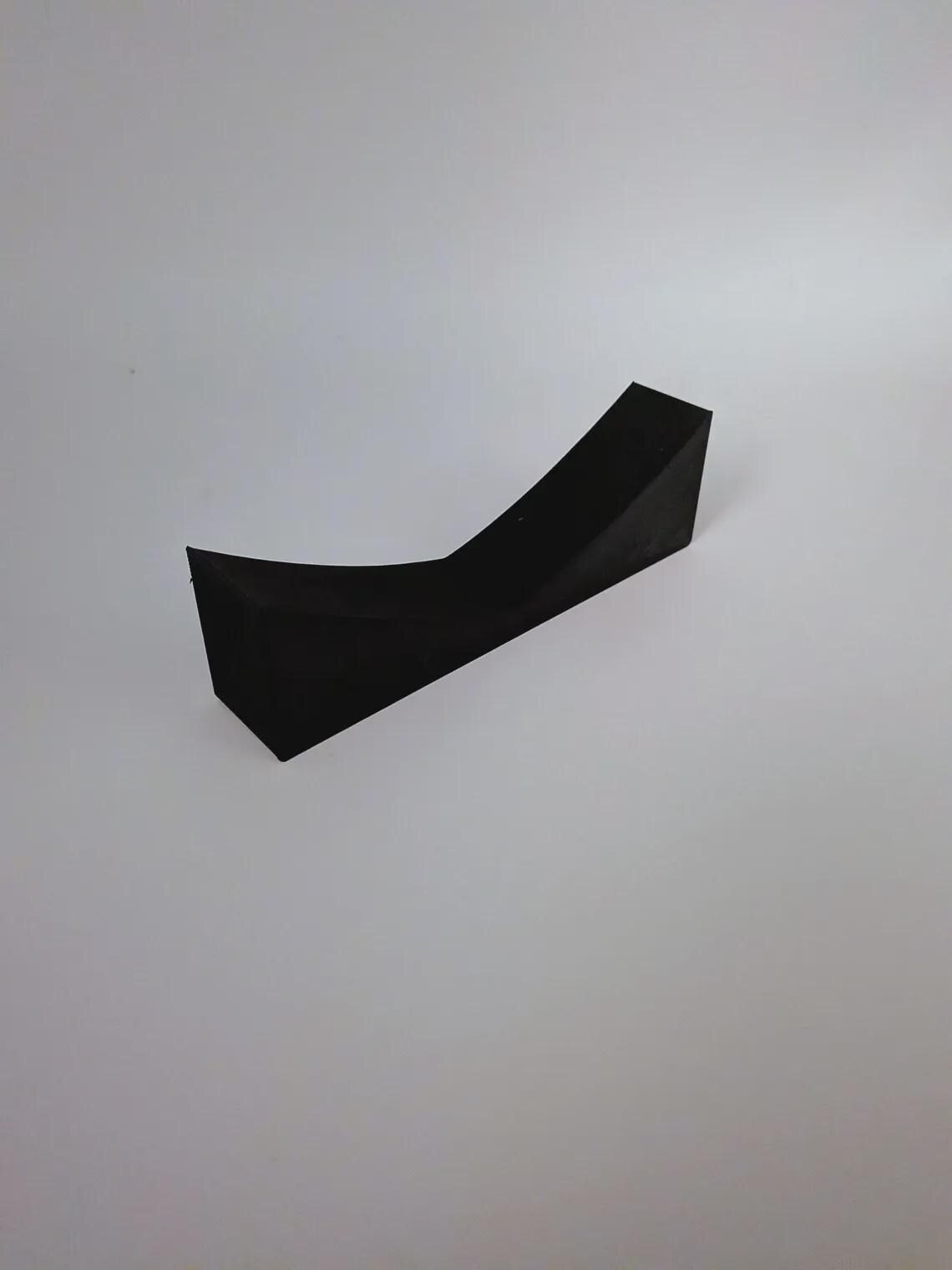Lampada LED in sagoma nera a forma di L