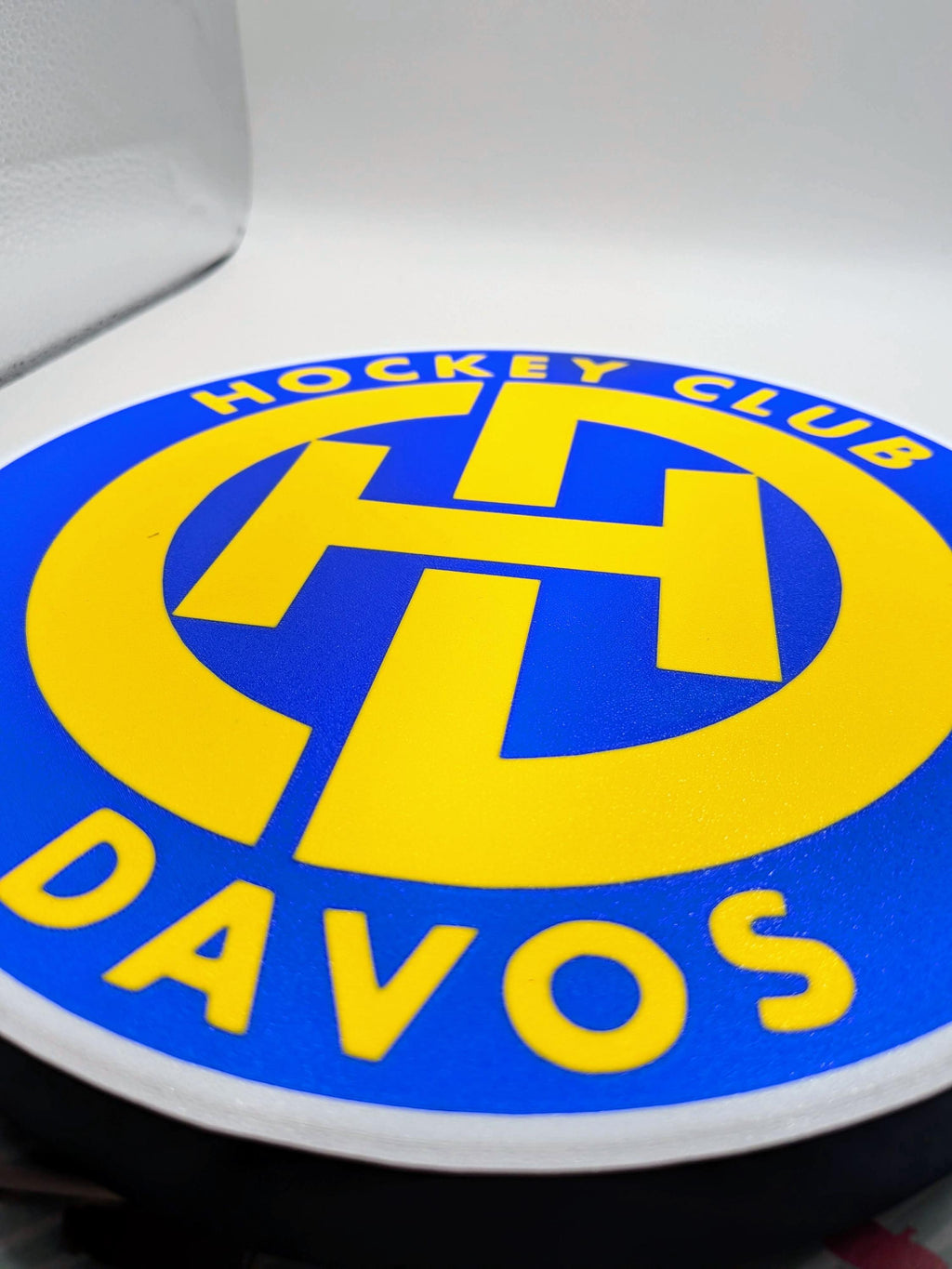 Lampada LED lightbox tonda con logo Hockey Club Davos, scritta DAVOS in giallo e blu.