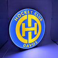 Lampada LED lightbox tonda con logo Hockey Club Davos, cornice grigia, base nera.