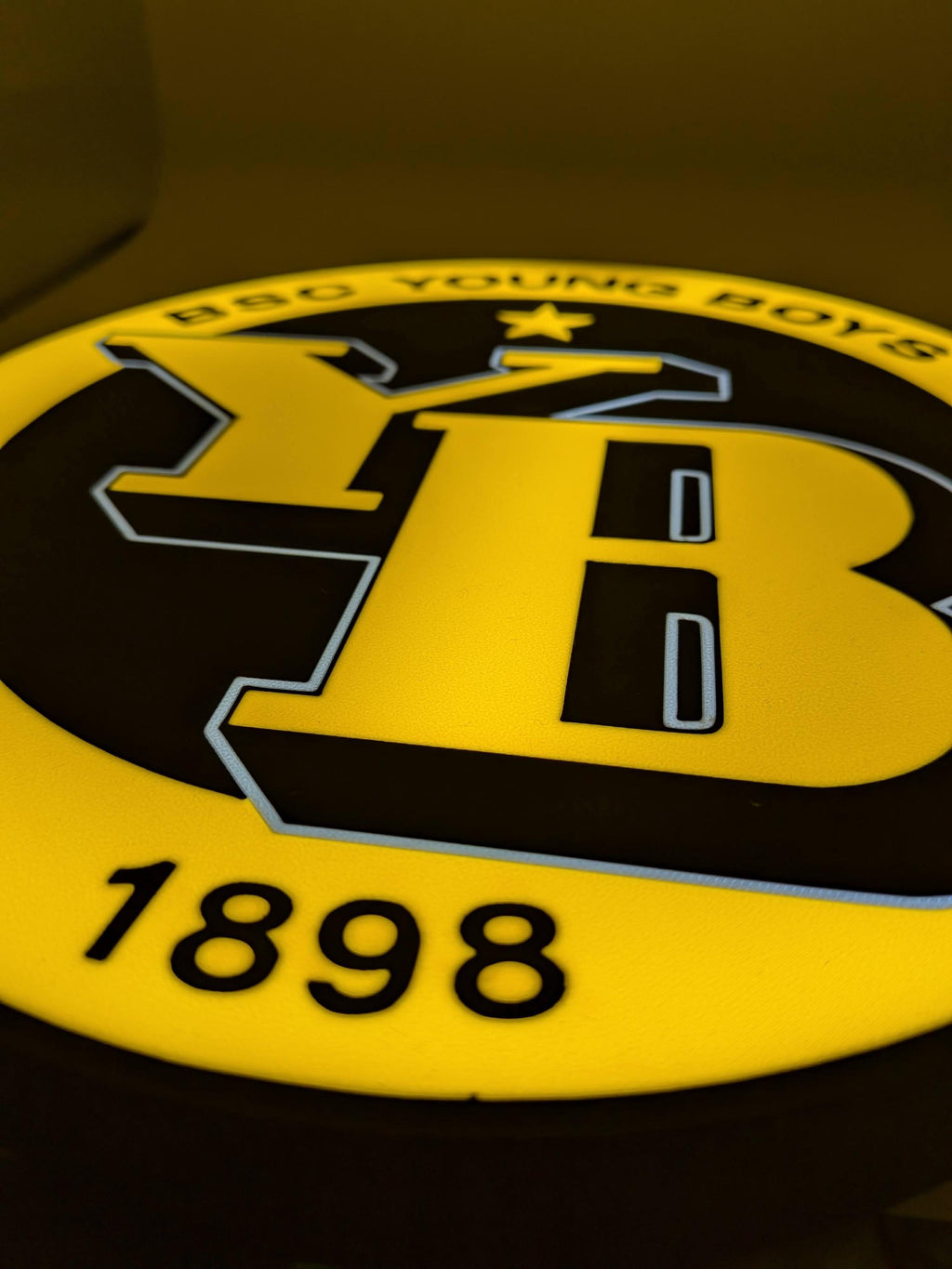 Lampada LED con logo BSC Young Boys tondo giallo e nero, dettaglio 1898