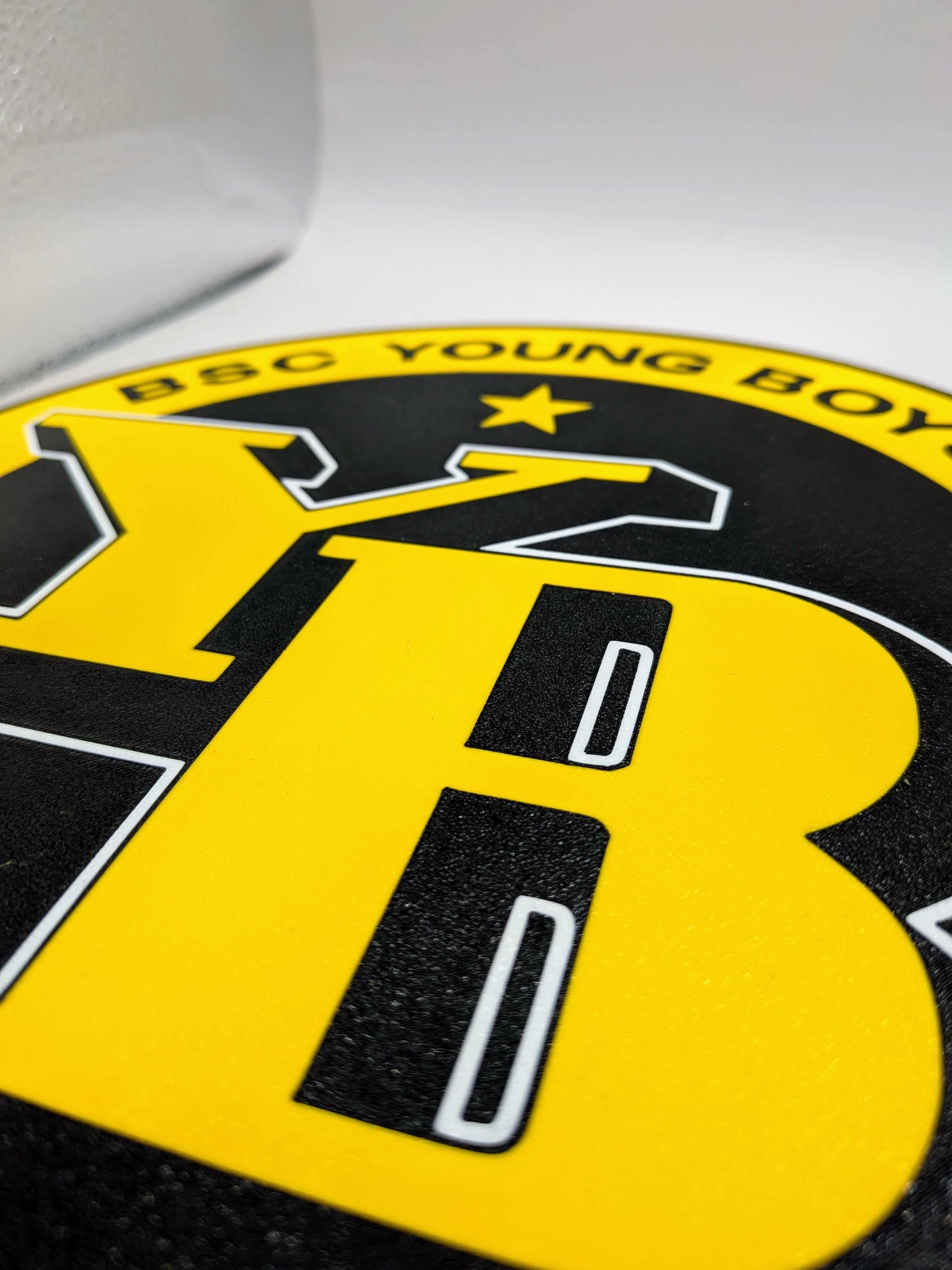 Lampada LED con logo BSC Young Boys tondo giallo e nero, dettaglio YB